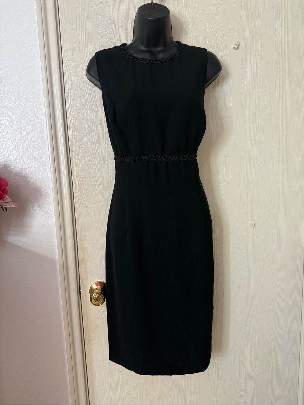 Maggy London Black Sleeveless Midi Sheath Dress